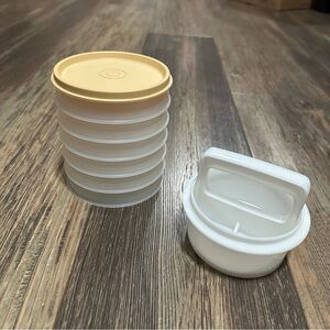 Tupperware hamburger press and 6 keeper